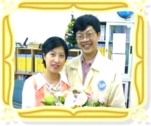 陳正宗教授與夫人於研究室合影